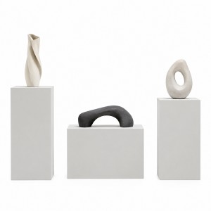 Gallery plinths with sculptures (1)
